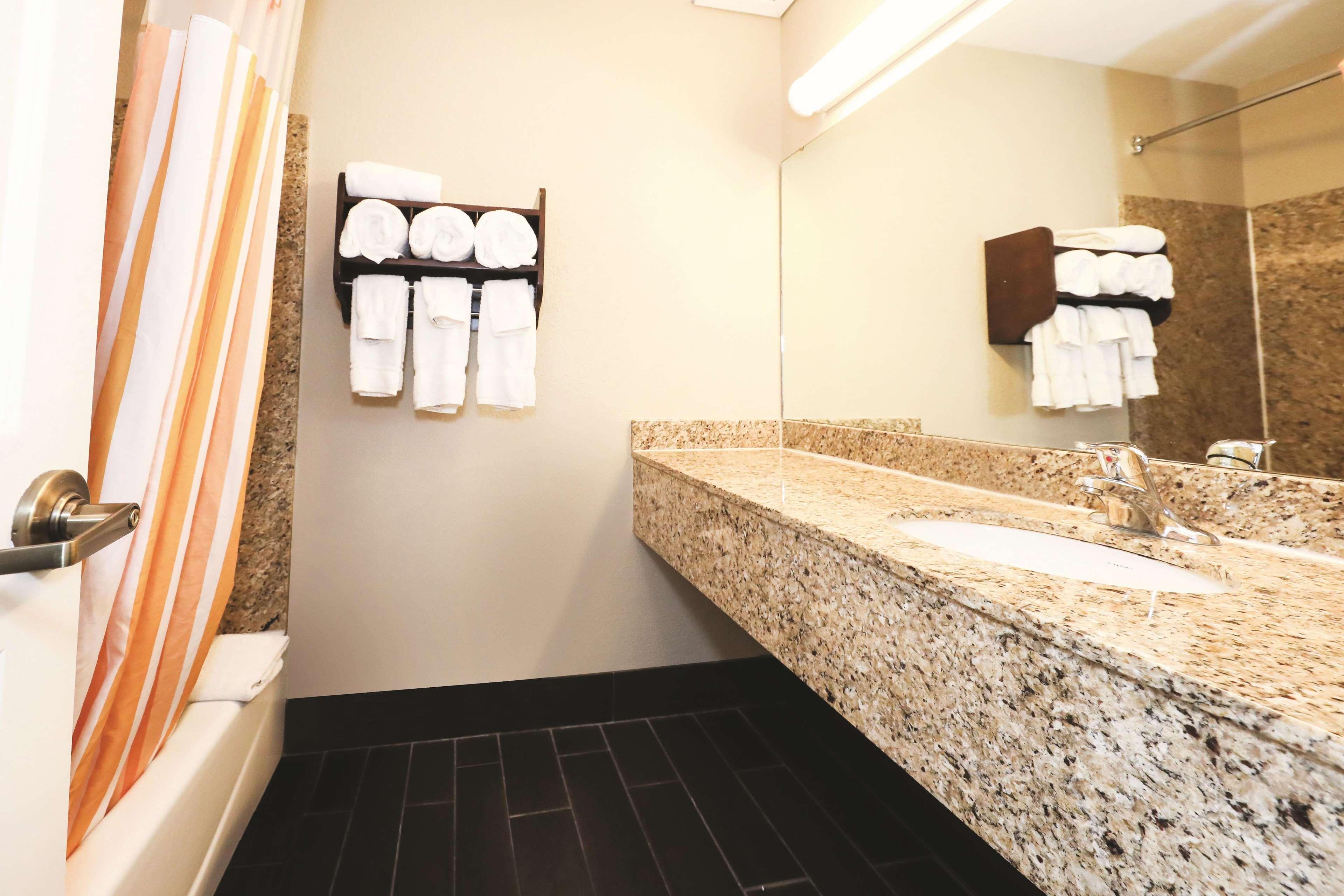 La Quinta Inn By Wyndham Sandusky Near Cedar Point מראה חיצוני תמונה