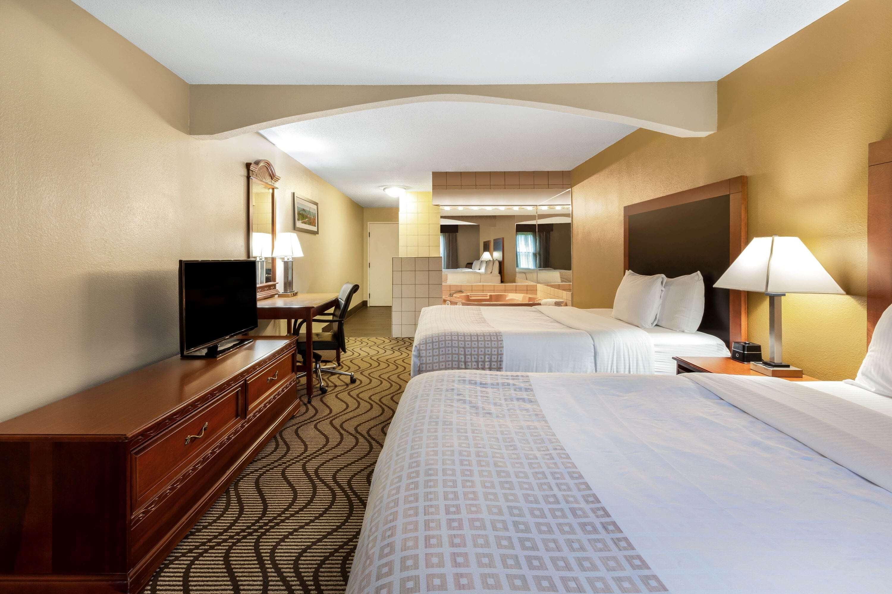 La Quinta Inn By Wyndham Sandusky Near Cedar Point מראה חיצוני תמונה