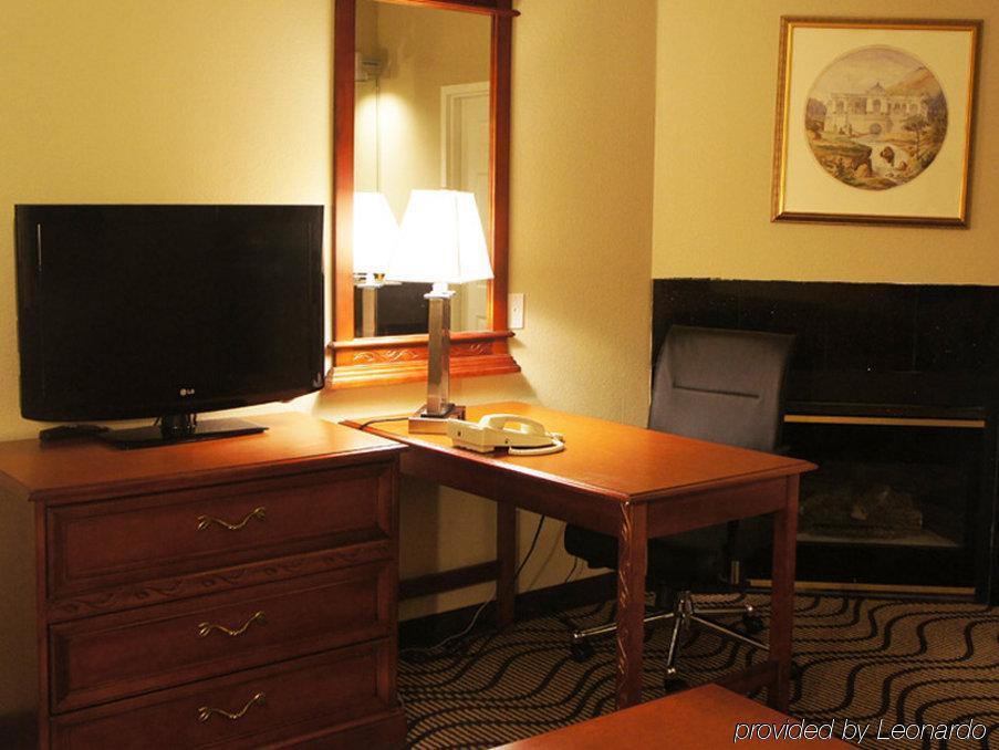 La Quinta Inn By Wyndham Sandusky Near Cedar Point מראה חיצוני תמונה