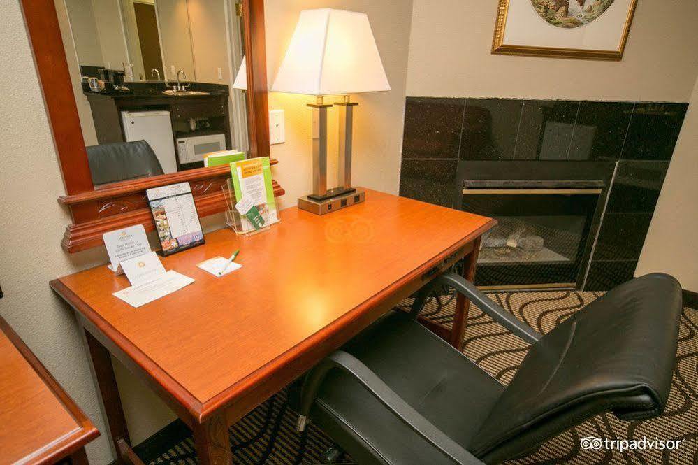 La Quinta Inn By Wyndham Sandusky Near Cedar Point מראה חיצוני תמונה